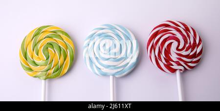Set von bunten Lutscher auf weißem Hintergrund. Stockfoto