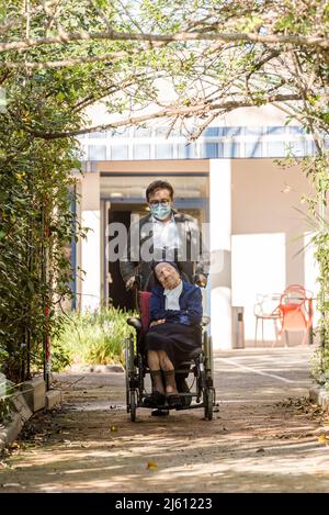 Aktenfoto vom 10. Februar 2021 von Schwester Andre, Lucile Randon, im Geburtsregister, sitzt am Vorabend ihres 117.. Geburtstages in ihrem Altersheim in Toulon, Südfrankreich, in einem Rollstuhl. Laut den Guinness-Weltrekorden ist die französische Nonne, die kürzlich ihren 118.. Geburtstag mit ihrem traditionellen Portwein-und-Schokolade-Cocktail feierte, heute die älteste bekannte Person der Welt, nachdem am Montag eine Japanerin im Alter von einem Jahr verstorben war. Lucile Randon, bekannt als Schwester Andre, wurde am 11. Februar 1904 in Südfrankreich geboren, als der erste Weltkrieg noch ein Jahrzehnt entfernt war. Sie jetzt Stockfoto