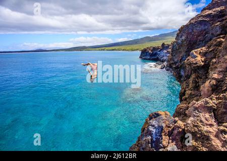 Cliff Diver springt von der Südseite der La Perouse Bay, Maui, Hawaii, USA. Stockfoto