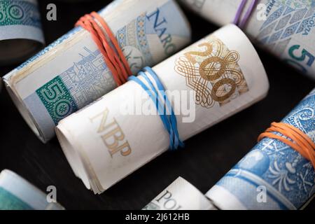 Nahaufnahme mehrerer zusammengerollter Banknoten. Verschiedene Stückelungen der polnischen Landeswährung. Stockfoto
