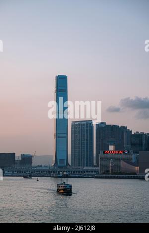 Victoria Harbour und Star Ferry und IFC bei Sonnenuntergang in Hongkong Stockfoto