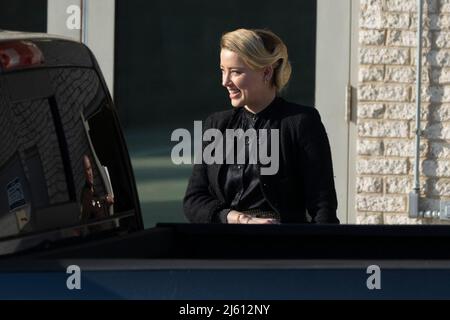 Der Schauspieler Amber Heard verlässt das Anti-Diffamierungsverfahren, das Johnny Depp am Montag, den 25. April 2022, im Fairfax County Courthouse in Fairfax, VA, USA, einführte. Foto von Chris Kleponis/CNP/ABACAPRESS.COM Stockfoto