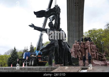 Kiew, Ukraine, 26. April 2022. Arbeiter demontieren am 26. April 2022 das Bruderdenkmal in Kiew, Ukraine. Diese Statue, die die Arbeiter darstellt und die Vereinigung der Ukraine in Russland im Jahr 1982 als Teil der UdSSR feiert, wird als Teil eines großen Plans, Symbole der sowjetischen Vergangenheit heute Nachmittag in der Hauptstadt zu zerstören, gestürzt. Foto von Hennadii Minchenko/Ukrinform/ABACAPRESS.COM Stockfoto