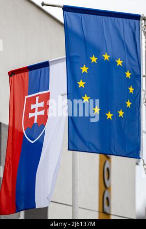 Nahaufnahme der Flaggen der Slowakischen Republik und der Europäischen Union. Stockfoto