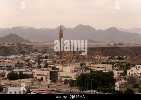 Sharm El Sheikh, Ägypten - 10th. Oktober 2021: Panorama des Alten Marktes mit der Al Sahaba Moschee in Sharm El Sheikh. Exotisches Stadtbild mit modernem Mus Stockfoto