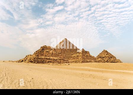 Pyramiden von Gizeh in Kairo, Ägypten. Gesamtansicht der Pyramiden vom Gizeh Plateau drei und Satellitspyramiden auf der Vorderseite. Weiter in Ordnung Pyramide von Menkaur Stockfoto