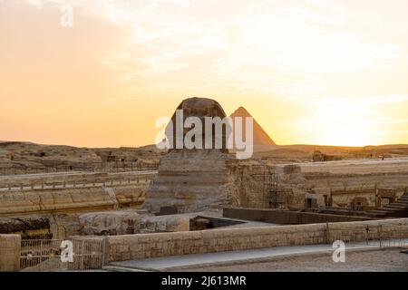 Der archäologische Komplex der Großen Ägyptischen Pyramiden befindet sich auf dem Hochplateau von Gizeh. Zweite Pyramide von Chephren khefren im Nachtlicht bei Sonnenuntergang. Stockfoto