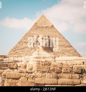 Khephras Pyramide und die große Sphinx. Nekropole auf der Hochebene von El-Giza. Kairo, Ägypten. Die zweite Pyramide auf dem Hintergrund auf einem schönen wolkigen blauen Himmel da Stockfoto