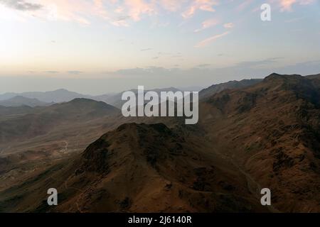 Erstaunlicher Sonnenaufgang am Berg Sinai, Mount Moses, wunderschöne Aussicht vom Berg Stockfoto