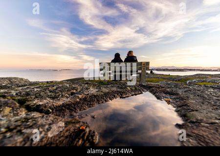 Menschen genießen die Aussicht am Cattle Point im Uplands Park in Oak Bay - Victoria, Vancouver Island, British Columbia, Kanada Stockfoto