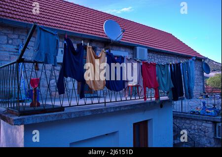 Wäschetrocknung auf dem Balkon des Hauses Stockfoto