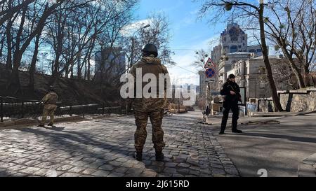 KIEW, UKRAINE 26. FEBRUAR. Ukrainische Soldaten suchen am 26. Februar 2022 im Zentrum der Stadt in Kiew, Ukraine, nach russischen Saboteurs, die als ukrainische Soldaten verkleidet sind. Russland begann eine militärische Invasion der Ukraine, nachdem das russische parlament Verträge mit zwei abtrünnigen Regionen in der Ostukraine gebilligt hatte. Es ist der größte militärische Konflikt in Europa seit dem Zweiten Weltkrieg Stockfoto