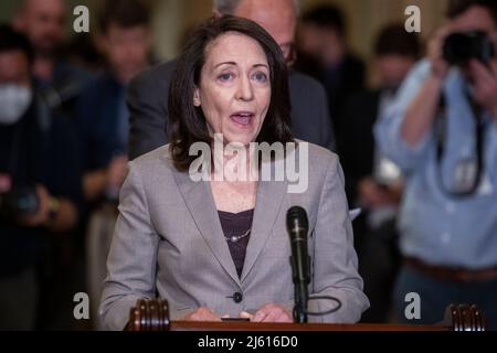 Die Senatorin der Vereinigten Staaten, Maria Cantwell (Demokratin von Washington), hält während der Pressekonferenz der Demokraten im Senat im US-Kapitol in Washington, DC, USA, am Dienstag, den 26. April, 2022. Foto von Rod Lampey/CNP/ABACAPRESS.COM Stockfoto