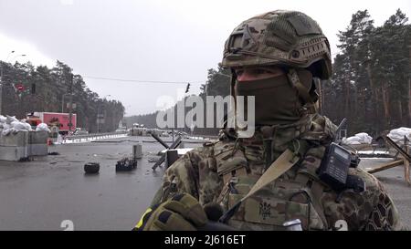 BROVARY, UKRAINE 08. März. Ein Mitglied des ukrainischen Militärs steht an einem Kontrollpunkt in der Nähe der Stadt Brovary außerhalb von Kiew unter Wache, während die russische Invasion in der Ukraine am 08. März 2022 in Brovary, Ukraine, fortgesetzt wird. Russland begann eine militärische Invasion der Ukraine, nachdem das russische parlament Verträge mit zwei abtrünnigen Regionen in der Ostukraine gebilligt hatte. Es ist der größte militärische Konflikt in Europa seit dem Zweiten Weltkrieg Stockfoto