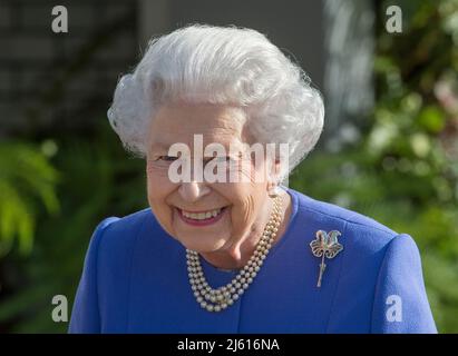 Aktenfoto vom 22/05/17 von Queen Elizabeth II während eines Besuchs der RHS Chelsea Flower Show im Royal Hospital Chelsea, London, Als florales skulpturales Porträt der Königin wird eine der Ehrungen an die Monarchin anlässlich ihres Platin-Jubiläums auf der diesjährigen RHS Chelsea Flower Show sein. Stockfoto