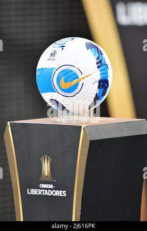 São PAULO, BRASILIEN - 26. APRIL: Ball des Spiels vor dem Copa CONMEBOL Libertadores-Spiel zwischen SC Corinthians und Boca Juniors in der Arena Corinthians am 26. April 2022 in São Paulo, Brasilien. (Foto von Leandro Bernardes/PxImages) Credit: Px Images/Alamy Live News Stockfoto