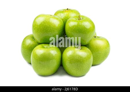 Gruppe von grünen Äpfeln isoliert auf weißem Hintergrund bilden eine gedrängte Gruppe. Oma smith. Stockfoto