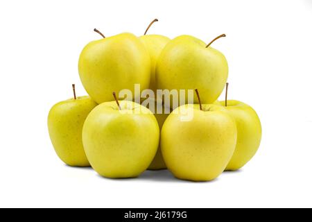 Gruppe von gelben Äpfeln isoliert auf weißem Hintergrund bilden eine zusammengekauerte Gruppe. Stockfoto