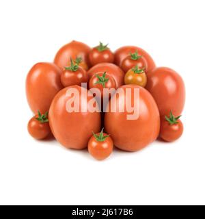 Gruppe von roten Birnentomaten und Kirschtomaten, isoliert auf weißem Hintergrund. Hintergrund für Obst und Gemüse, Platz zum Kopieren. Stockfoto