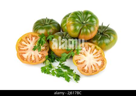 Seltene raf-Tomaten, mit intensivem Geschmack und eigentümlichem Aussehen, ganz und in zwei Hälften geschnitten. Isoliert auf weißem Hintergrund. Speicherplatz kopieren. Stockfoto