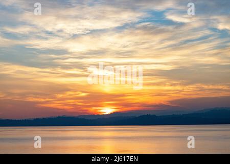 Sonnenuntergang über dem Salish Sea - Saxe Point Park in Esquimalt - Victoria, Vancouver Island, British Columbia, Kanada Stockfoto