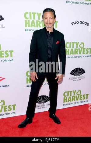 New York, USA. 26. April 2022. Benjamin Bratt nimmt an der City Harvest Benefit Gala 2022 in der Cipriani 42. Street, New York, NY, am 26. April 2022 Teil. (Foto von Anthony Behar/Sipa USA) Quelle: SIPA USA/Alamy Live News Stockfoto