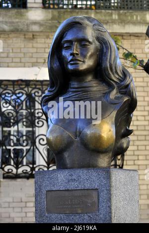 PARIS (75) 18 ARR. DER MONTMARTRE-HÜGEL. PLACE DALIDA, DIE BRONZEBÜSTE DER SÄNGERIN DALIDA, IM JAHR 1997 VON DEM BILDHAUER ASLAN ANLÄSSLICH DER GEMACHT Stockfoto