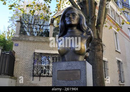 PARIS (75) 18 ARR. DER MONTMARTRE-HÜGEL. PLACE DALIDA, DIE BRONZEBÜSTE DER SÄNGERIN DALIDA, IM JAHR 1997 VON DEM BILDHAUER ASLAN ANLÄSSLICH DER GEMACHT Stockfoto