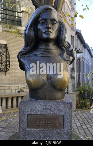 PARIS (75) 18 ARR. DER MONTMARTRE-HÜGEL. PLACE DALIDA, DIE BRONZEBÜSTE DER SÄNGERIN DALIDA, IM JAHR 1997 VON DEM BILDHAUER ASLAN ANLÄSSLICH DER GEMACHT Stockfoto