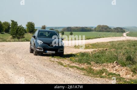 Blue 2015 Renault Captur Petrol Blue MJ15 ZRD geparkt auf einer Steinschotterpiste in freier Natur, sonniger Tag Stockfoto