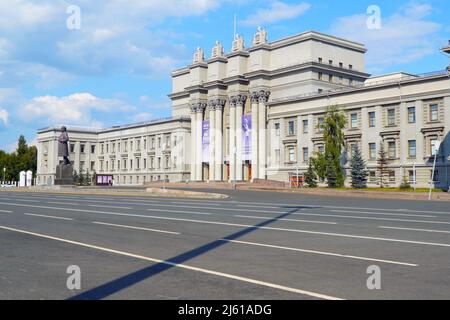 Samara, Russland - ca. August 2021: Opernhaus in Samara auf dem Kuibyshev-Platz, Russland. Der größte Stadtplatz in Europa Stockfoto