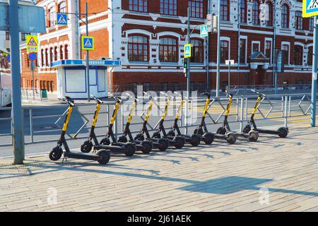 Samara, Russland - ca. August 2021: Leerstehende Elektroroller sind auf der Straße der Stadt Stockfoto