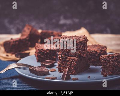 Stapel von flauschigen hausgemachten Brownies mit Schokolade verziert Stockfoto