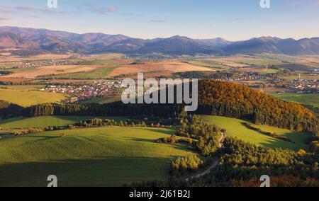 Landschaft in der Slowakei mit Dorf Stockfoto