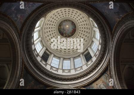 Innenraum der Hauptkuppel des Panthéon, entworfen vom französischen Architekten Jacques-Germain Soufflot (1758-1790) in Paris, Frankreich. In der Mitte der Kuppel ist die Apotheose des Heiligen Genevieve zu sehen, die der französische Maler Antoine-Jean Gros (1811–1834) im Fresko darstellt. Stockfoto