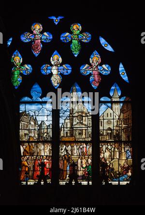 Religiöse Prozession mit der Chasse von Saint Genevieve (Châsse de sainte Geneviève), dargestellt in dem Glasfenster, das der französische Glasmaler Édouard Didron (1882) in der Kapelle von Saint Genevieve in der Kirche Saint-Étienne-du-Mont (Église Saint-Étienne-du-Mont) in Paris entworfen hat. Im Hintergrund ist die Kirche Saint-Étienne-du-Mont auf der Montagne Sainte-Geneviève zu sehen. Während der Französischen Revolution wurden die ursprünglichen Reliquien des Heiligen Genevieve zerstört. Stockfoto