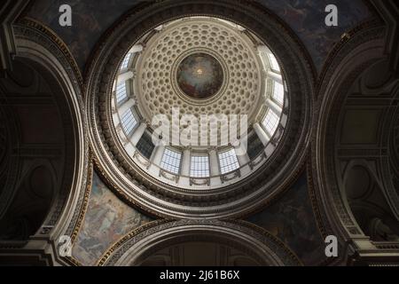 Innenraum der Hauptkuppel des Panthéon, entworfen vom französischen Architekten Jacques-Germain Soufflot (1758-1790) in Paris, Frankreich. In der Mitte der Kuppel ist die Apotheose des Heiligen Genevieve zu sehen, die der französische Maler Antoine-Jean Gros (1811–1834) im Fresko darstellt. Stockfoto