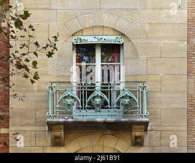 Eines der Fenster des Castel Béranger in Paris, Frankreich. Das als Castel Béranger bekannte Wohngebäude wurde vom französischen Architekten Hector Guimard entworfen und zwischen 1895 und 1898 in der Rue de la Fontaine erbaut. Es war das erste Gebäude in Paris im Stil des Jugendstils. Stockfoto