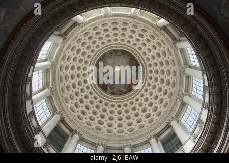 Innenraum der Hauptkuppel des Panthéon, entworfen vom französischen Architekten Jacques-Germain Soufflot (1758-1790) in Paris, Frankreich. In der Mitte der Kuppel ist die Apotheose des Heiligen Genevieve zu sehen, die der französische Maler Antoine-Jean Gros (1811–1834) im Fresko darstellt. Stockfoto