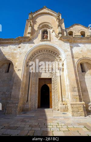 Hauptportal der Kirche San Govanni Battista (13.. Jahrhundert) in Miera, Piazza San Francesco, Sasso Barisano, Basilicata, Italien. Stockfoto