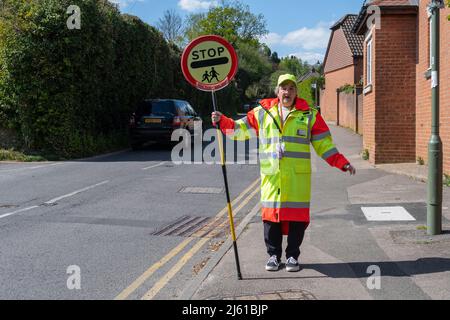 Lollipop-Dame, Polizeibeamtin für Schulübergänge, in Haslemere, Surrey, England, Großbritannien Stockfoto