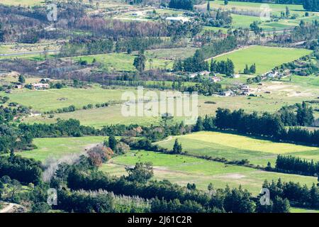 Luftbild Landschaft oder landschaftlich schöne Aussicht auf landwirtschaftliche Ackerland in einer ländlichen Region des Western Cape, Südafrika im Winter Stockfoto