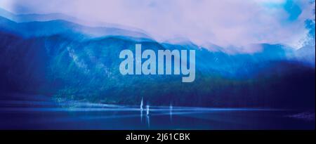 Segelboote auf dem Bohinjer See, Slowenien, im Nationalpark Triglav. Die Julischen Alpen im Hintergrund. Mehrfachbelichtung. Stockfoto