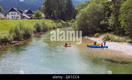 Am Rande des Triglav-Nationalparks, Oberkrain, Slowenien. Kajakfahren auf dem Fluss Sava Bohinjka, auch bekannt als Savika. Stockfoto