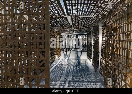 Suspended Corridor III, von Cristina Iglesias, 1956 - . Ausgestellt in von Miro bis Barcelo. Ein Jahrhundert spanischer Kunst. Centro Centre Centre Centre Centre Centre, Malaga, Costa d Stockfoto