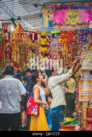 Frau und ihr Kind kaufen in der Little India Arcade während des jährlichen Hindu Deepavali Festivals ein. Republik Singapur. Serangoon Road, die Hauptstraße Stockfoto