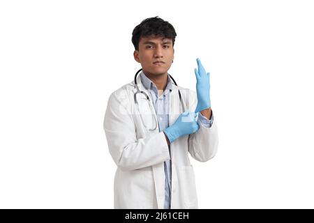 Junger peruanischer Arzt mit blauen Handschuhen, isoliert. Stockfoto