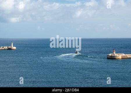 Der St. Elmo Breakwater und der Ricasoli East Breakwater bewachen den Eingang zum Grand Harbour, Valletta, Malta. Stockfoto