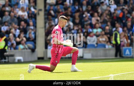 Fraser Forster of Southampton während des Premier League-Spiels zwischen Brighton und Hove Albion und Southampton im American Express Community Stadium, Brighton, Großbritannien - 24.. April 2022 - Kredit Simon Dack nur zur redaktionellen Verwendung. Keine Verkaufsförderung. Für Football-Bilder gelten Einschränkungen für FA und Premier League. Keine Nutzung des Internets/Handys ohne FAPL-Lizenz - für Details wenden Sie sich an Football Dataco Stockfoto