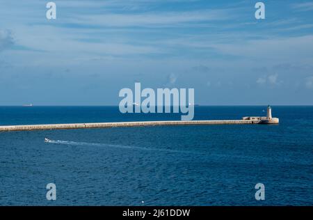 St. Elmo Breakwater, und Leuchtturm, Grand Harbour Entrance, Valletta, Malta. Stockfoto